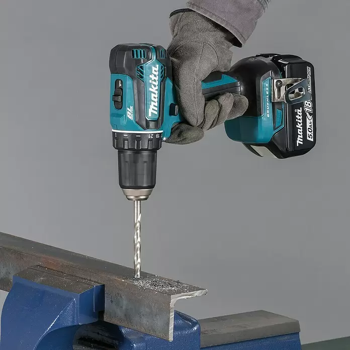 Makita Akku-Bohrschrauber DDF485Z - 18 V, Ohne Akku, 5 Ah, Leerlaufdrehzahl: 0 U/min - 1.900 U/min - Anwendungsbeispiel