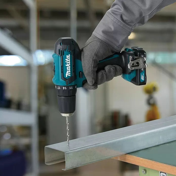 Makita Akku-Bohrschrauber DF333DSAE - 12 V, 2 Akkus, 2 Ah, Leerlaufdrehzahl: 0 U/min - 1.700 U/min - Anwendungsbeispiel