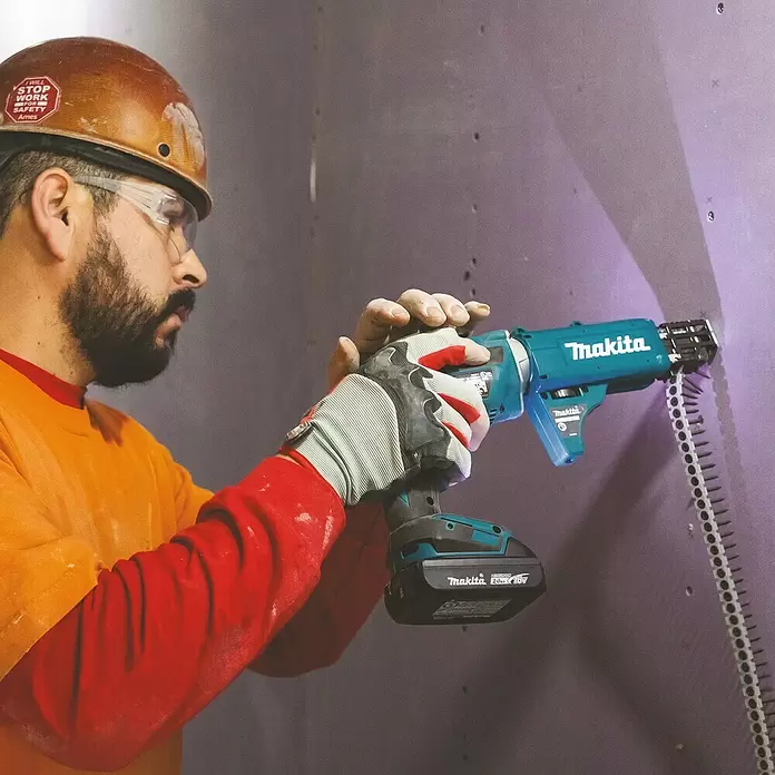 Makita Akku-Trockenbauschrauber DFS452RTJ - 18 V, Li-Ionen, 5 Ah, 2 Akkus, Leerlaufdrehzahl: 0 U/min - 4.000 U/min - Anwendungsbeispiel