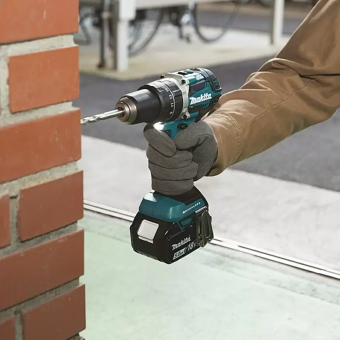 Makita Akku-Schlagbohrschrauber DHP484RTJ - 18 V, 2 Akkus, 5 Ah, Leerlaufdrehzahl: 0 U/min - 2.000 U/min - Anwendungsbeispiel