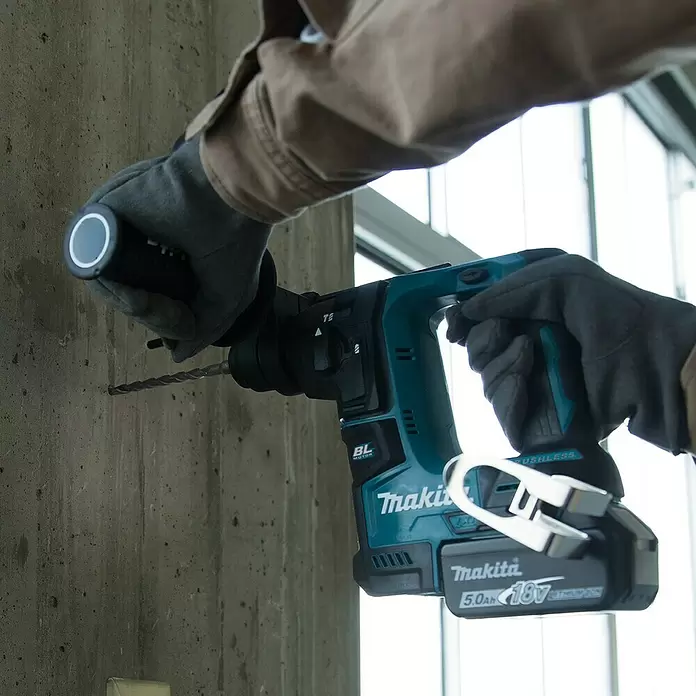 Makita Akku-Bohrhammer DHR171Z - 18 V, Li-Ionen, Ohne Akku, Einzelschlagstärke: 1,2 J - Anwendungsbeispiel