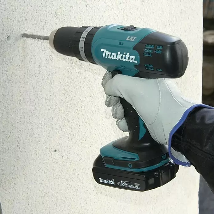 Makita Akku-Schlagbohrschrauber DHP453RFE - 18 V, 2 Akkus, 3 Ah, Leerlaufdrehzahl: 0 U/min - 1.300 U/min - Anwendungsbeispiel