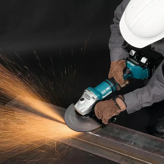 Makita Akku-Winkelschleifer DGA900ZKX2 - 18 V, Ohne Akku, Durchmesser Scheibe: 230 mm - Anwendungsbeispiel