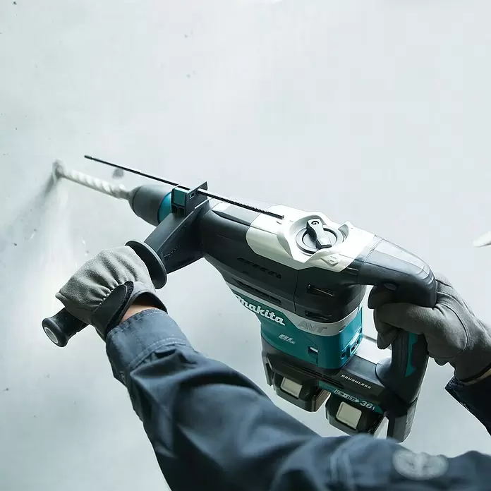 Makita Akku-Bohrhammer DHR400ZKU - 18 V, Ohne Akku, Leerlaufdrehzahl: 250 U/min - 500 U/min, Einzelschlagstärke: 8 J - Anwendungsbeispiel