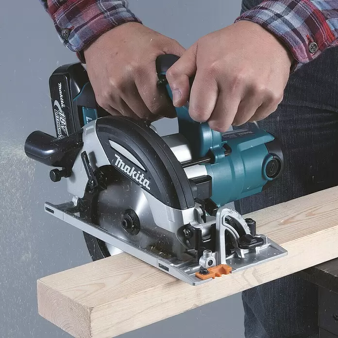 Makita Akku-Handkreissäge DHS630RTJ - 18 V, 2 Akkus, 5 Ah, Leerlaufdrehzahl: 3.100 U/min - Anwendungsbeispiel