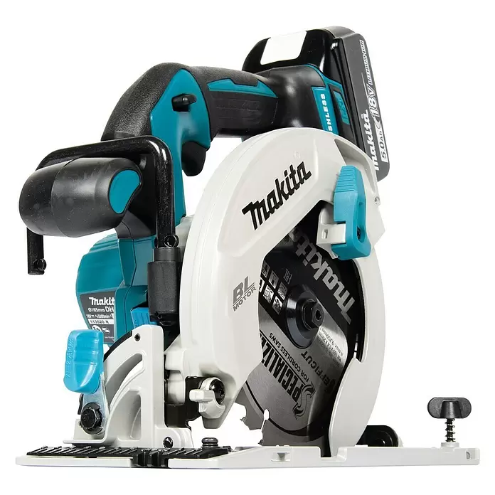Makita Akku-Handkreissäge DHS680RTJ - 18 V, Li-Ionen, 5 Ah, 2 Akkus, Leerlaufdrehzahl: 5.000 U/min - Diagonale Ansicht