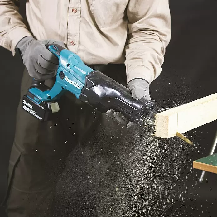 Makita Akku-Säbelsäge DJR186RT - 18 V, 1 Akku, 5 Ah, Leerlaufhubzahl: 0 - 2.800 Hübe/min - Anwendungsbeispiel