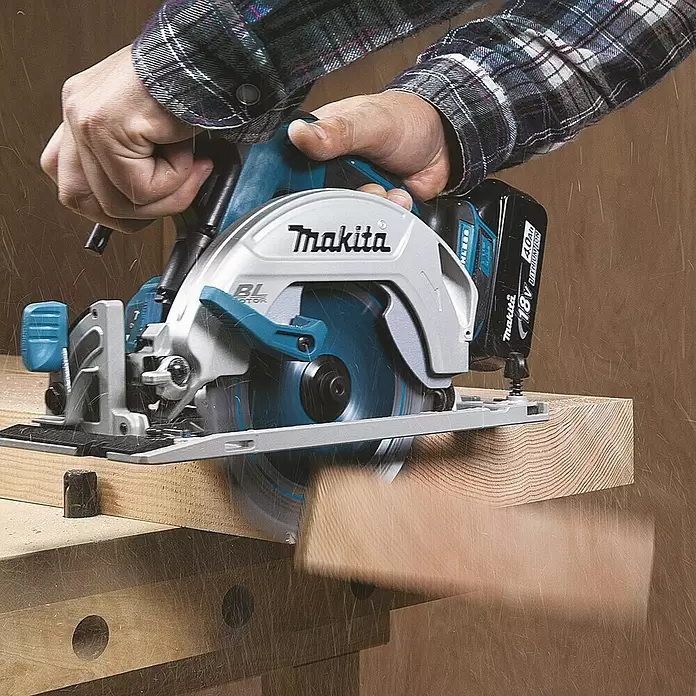 Makita Akku-Handkreissäge DHS680RTJ - 18 V, Li-Ionen, 5 Ah, 2 Akkus, Leerlaufdrehzahl: 5.000 U/min - Anwendungsbeispiel