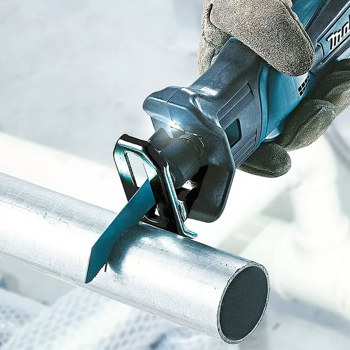 Makita Akku-Säbelsäge DJR183Z - 18 V, Ohne Akku, Leerlaufhubzahl: 0 - 3.000 Hübe/min - Anwendungsbeispiel