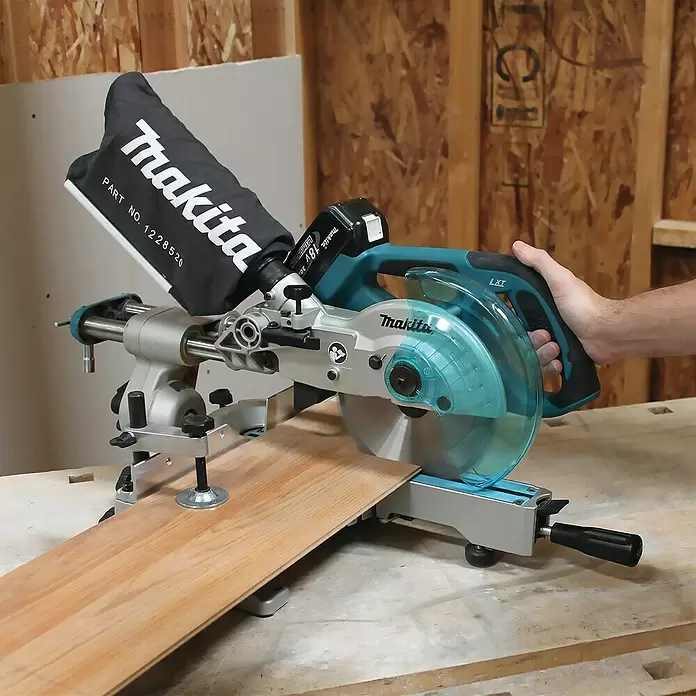 Makita Akku-Kapp- & Gehrungssäge DLS713RTE - 18 V, 2 Akkus, 5 Ah, Durchmesser Sägeblatt: 190 mm - Anwendungsbeispiel