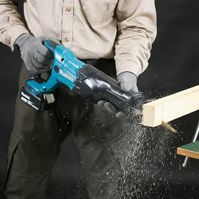 Makita Akku-Säbelsäge DJR186ZK - 18 V, Ohne Akku, Leerlaufhubzahl: 0 - 2.800 Hübe/min - Anwendungsbeispiel