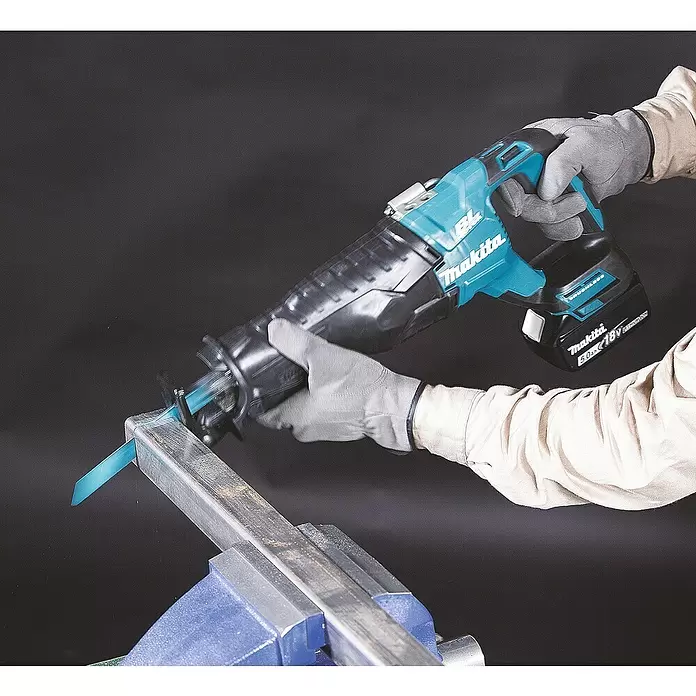 Makita Akku-Säbelsäge DJR187RT - 18 V, 1 Akku, 5 Ah, Leerlaufhubzahl: 0 - 3.000 Hübe/min - Anwendungsbeispiel