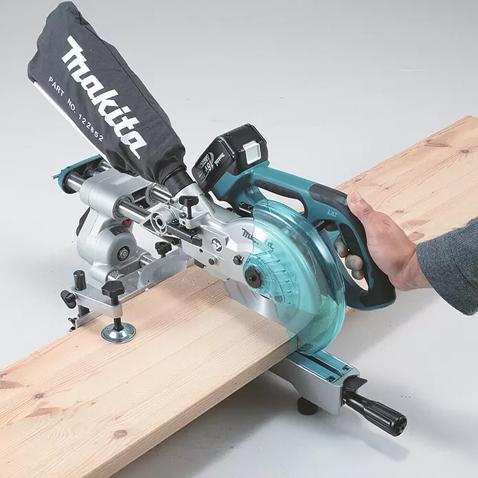 Makita Akku-Kapp- & Gehrungssäge DLS713RTE - 18 V, 2 Akkus, 5 Ah, Durchmesser Sägeblatt: 190 mm - Anwendungsbeispiel