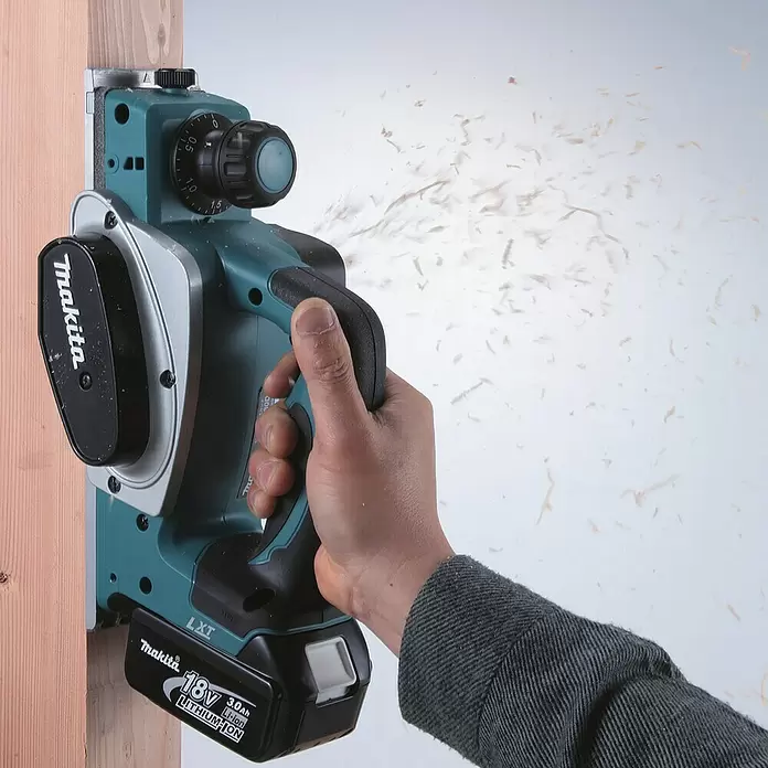 Makita Akku-Handhobel DKP180RTJ - 18 V, 2 Akkus, Hobelbreite: 82 mm, 5 Ah - Anwendungsbeispiel