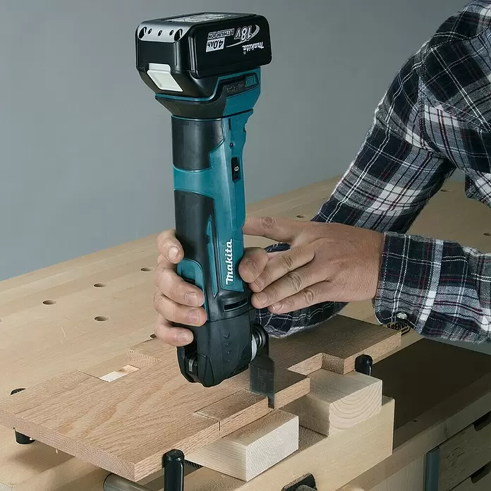 Makita Akku-Multifunktionswerkzeug DTM51Z - 18 V, Li-Ionen, Ohne Akku, Oszillationswinkel: 3,2° - Anwendungsbeispiel
