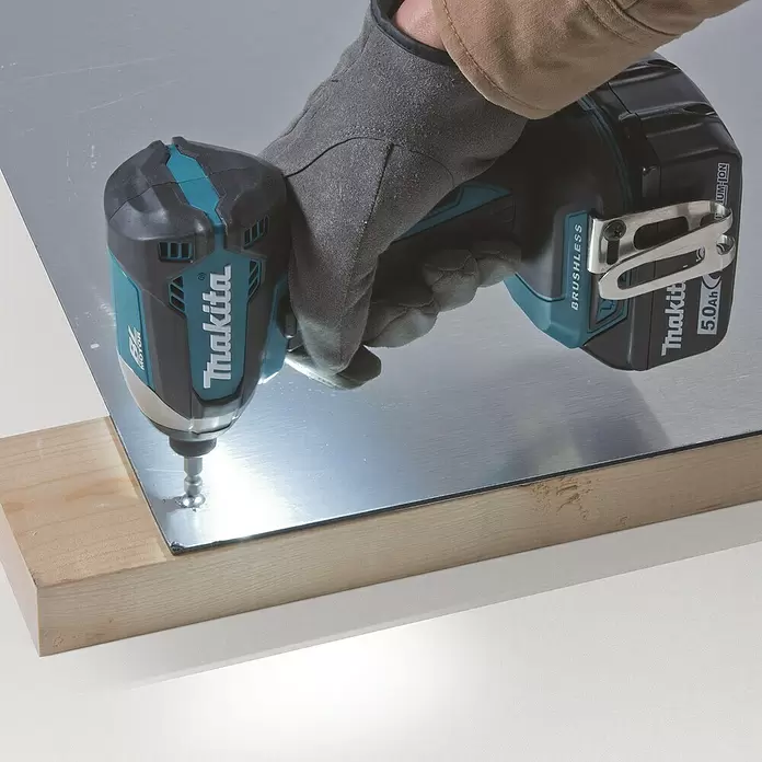Makita Akku-Schlagschrauber DTD153RTJ - 18 V, Li-Ionen, 5 Ah, Anzahl Akkus: 2 Akkus, 3.400 U/min, Schlagzahl: 0 - 3.600/min - Anwendungsbeispiel