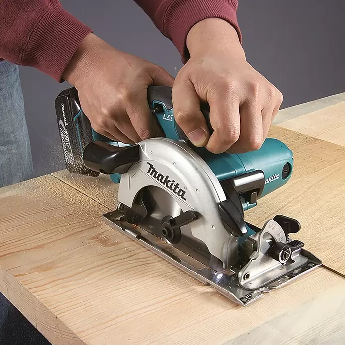 Makita Akku-Handkreissäge DSS501RTJ - 18 V, 2 Akkus, 5 Ah, 0 U/min - 3.600 U/min, Sägeblatt: Ø 136 mm - Anwendungsbeispiel