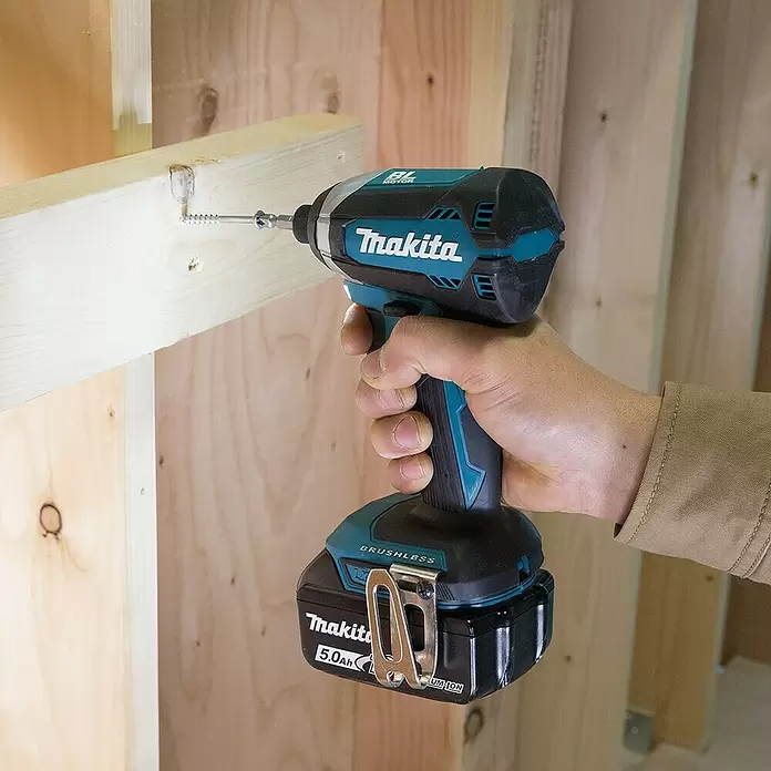 Makita Akku-Schlagschrauber DTD153RTJ - 18 V, Li-Ionen, 5 Ah, Anzahl Akkus: 2 Akkus, 3.400 U/min, Schlagzahl: 0 - 3.600/min - Anwendungsbeispiel
