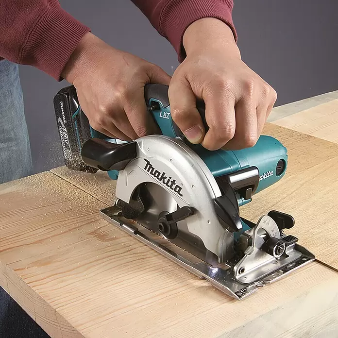 Makita Akku-Handkreissäge DSS501Z - 18 V, Ohne Akku, 3.600 U/min, Sägeblatt: Ø 136 mm - Anwendungsbeispiel