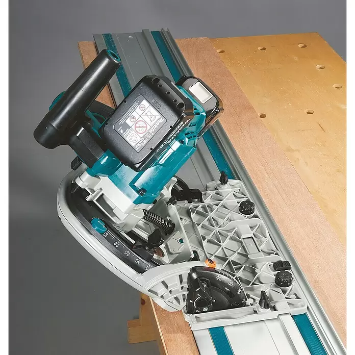Makita Akku-Tauchsäge DSP601ZJU - 18 V, Ohne Akku, Sägeblatt: Ø 165 mm, 2.500 U/min - 6.300 U/min - Stimmungsaufnahme