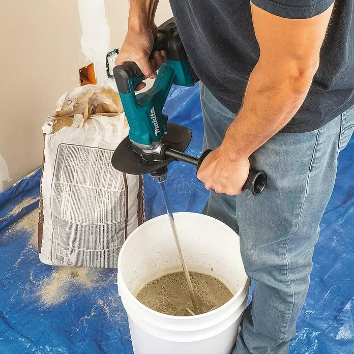 Makita Rührwerk DUT131Z - 18 V, Ohne Akku, Leerlaufdrehzahl: 0 U/min - 1.300 U/min - Anwendungsbeispiel