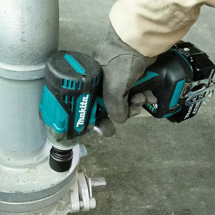 Makita Akku-Schlagschrauber DTW300Z - 18 V, Ohne Akku, Leerlaufdrehzahl: 0 U/min - 3.200 U/min - Anwendungsbeispiel