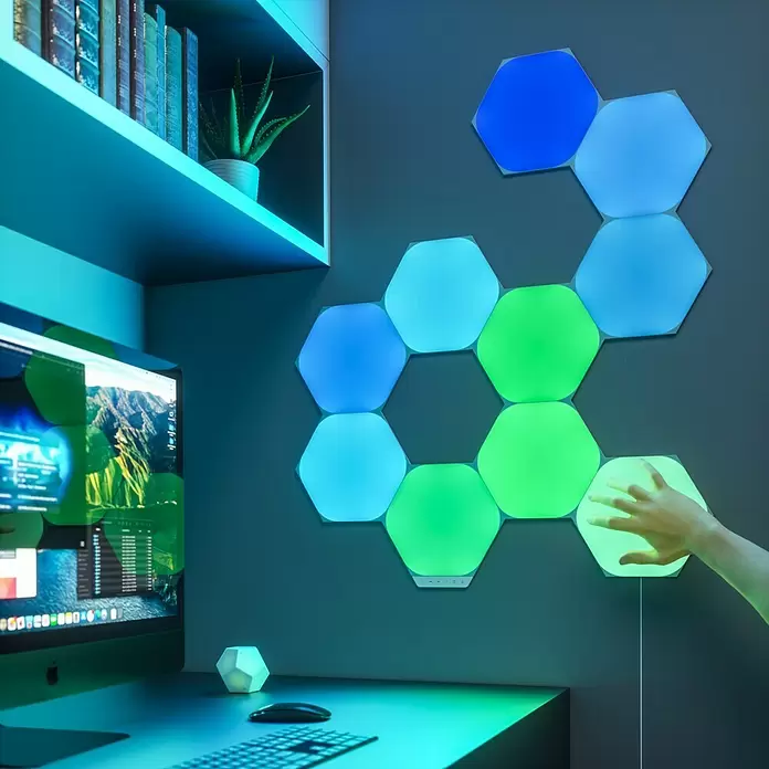 Nanoleaf LED-Panel Shapes Triangles 15er Starter Set 2. Generation - L x B x H: 23 x 20 x 0,6 cm, Weiß, RGBW - Stimmungsaufnahme