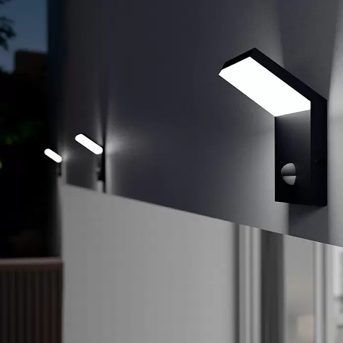 Starlux LED-Sensor-Außenwandleuchte Genova - 9,5 W, L x B x H: 105 x 100 x 164 mm, Silbergrau, Opal, Warmweiß - Stimmungsaufnahme