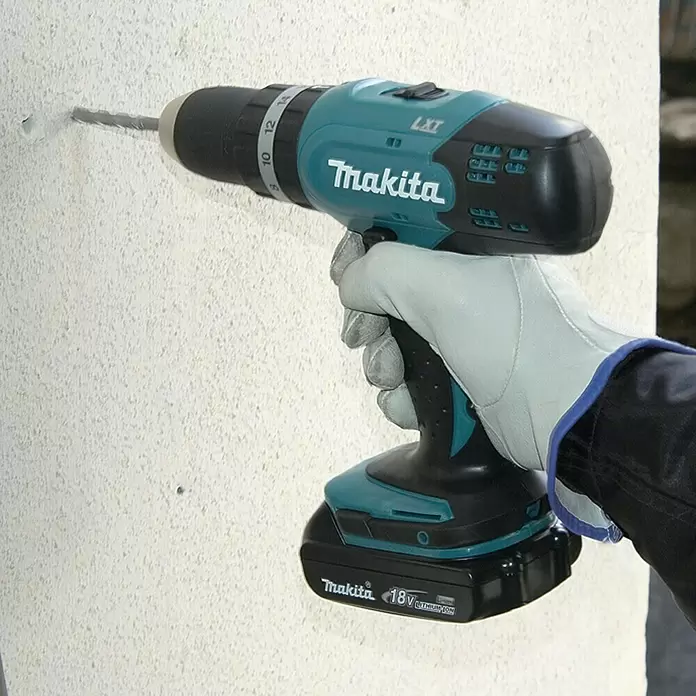 Makita Akku-Schlagbohrschrauber DHP453RFEW - 18 V, 2 Akkus, 3 Ah, Leerlaufdrehzahl: 0 U/min - 1.300 U/min - Anwendungsbeispiel