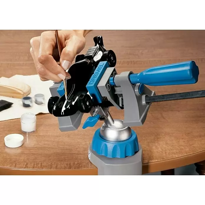 Dremel Multi-Schraubstock 2500 - Rotationswinkel: 360 °, Neigungswinkel: 50° - Anwendungsbeispiel