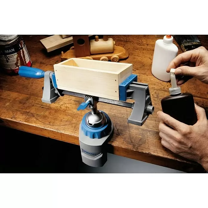 Dremel Multi-Schraubstock 2500 - Rotationswinkel: 360 °, Neigungswinkel: 50° - Anwendungsbeispiel
