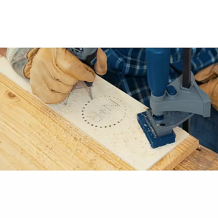 Dremel Multi-Schraubstock 2500 - Rotationswinkel: 360 °, Neigungswinkel: 50° - Anwendungsbeispiel
