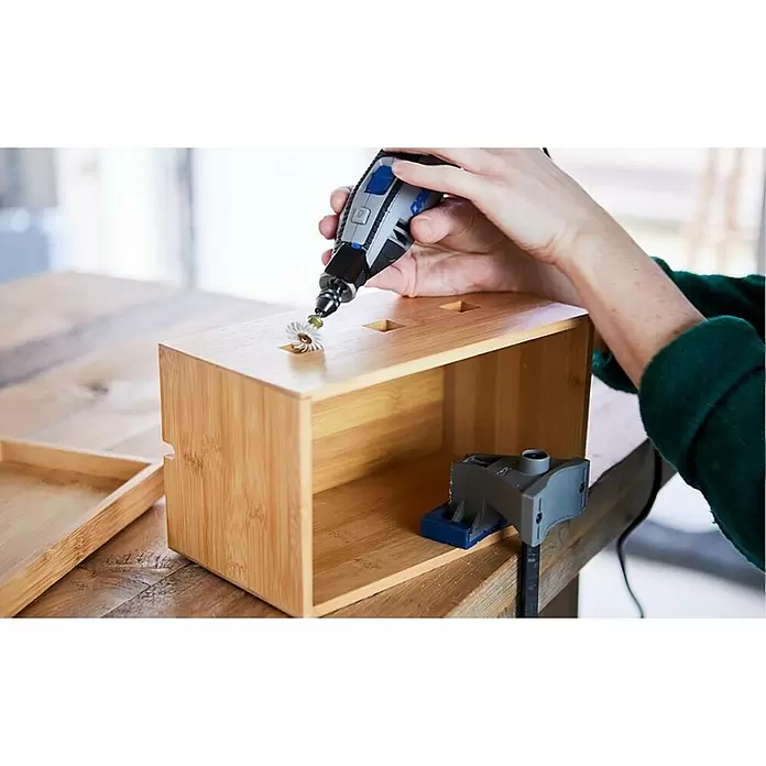 Dremel Multi-Schraubstock 2500 - Rotationswinkel: 360 °, Neigungswinkel: 50° - Anwendungsbeispiel
