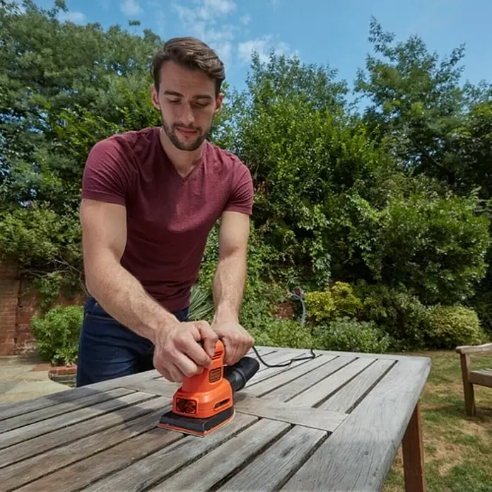 Black+Decker Multilijadora BEW200LSA + 21 accesorios y bolsa - 200 W, Diámetro disco de lija: 125 mm - Producto en uso