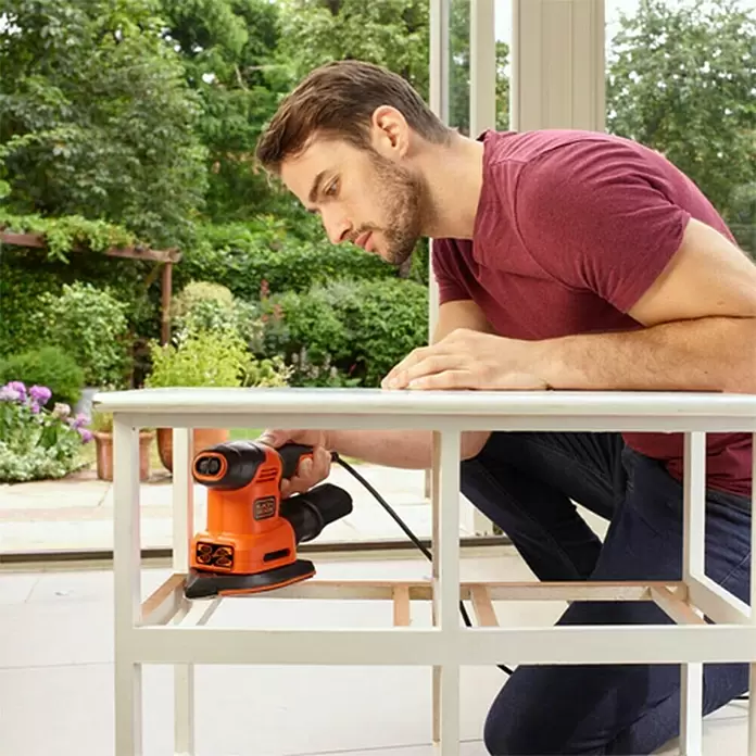Black+Decker Multilijadora BEW200LSA + 21 accesorios y bolsa - 200 W, Diámetro disco de lija: 125 mm - Producto en uso
