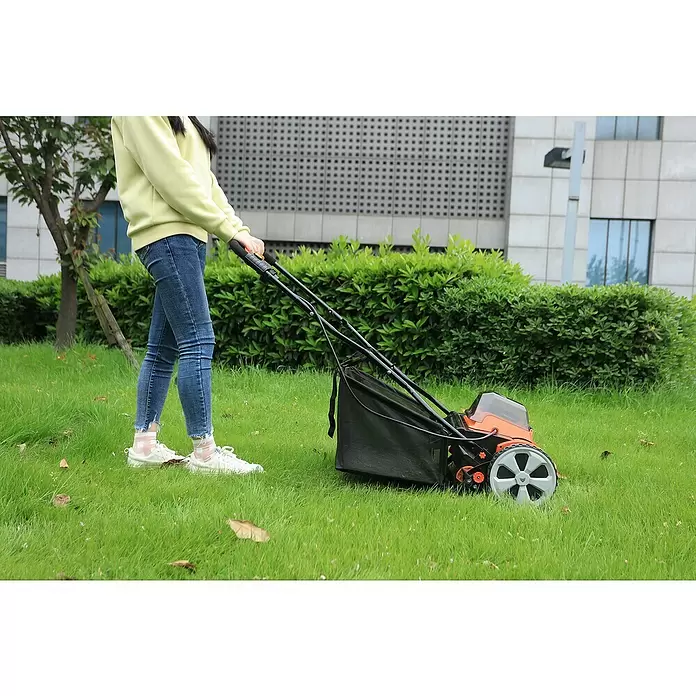Yard Force Akku-Spindelmäher LM C38 - Schnittbreite: 38 cm - Anwendungsbeispiel