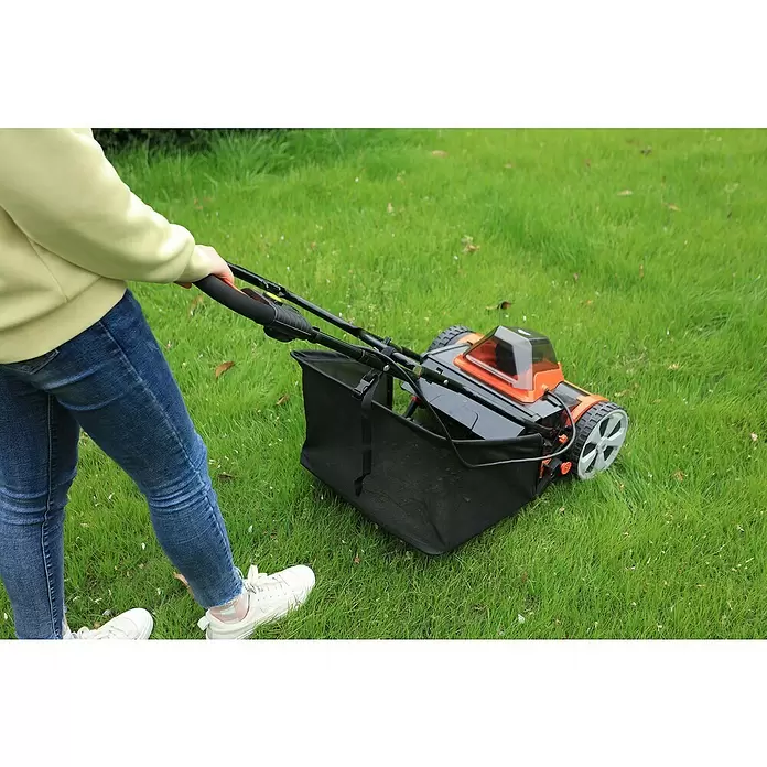 Yard Force Akku-Spindelmäher LM C38 - Schnittbreite: 38 cm - Anwendungsbeispiel
