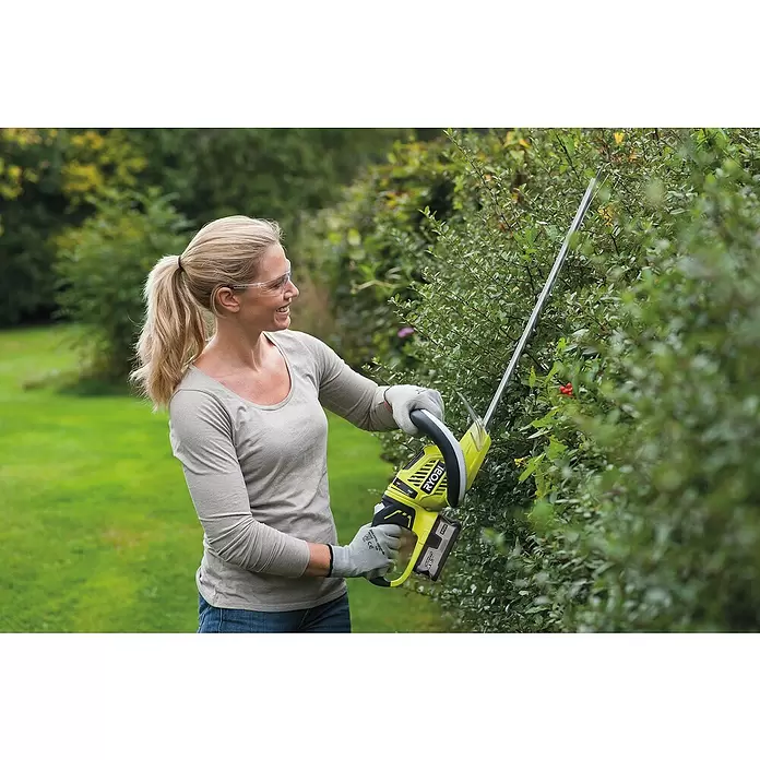 Ryobi ONE+ Akku-Heckenschere 18 V RHT1855R40F - 18 V, Li-Ionen, 4 Ah, 1 Akku - Anwendungsbeispiel
