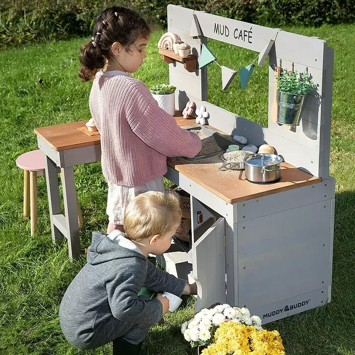 Muddy Buddy Matschküche Mud Café - 100 x 71,5 x 110 cm, Zypresse, Warmgrau - Anwendungsbeispiel