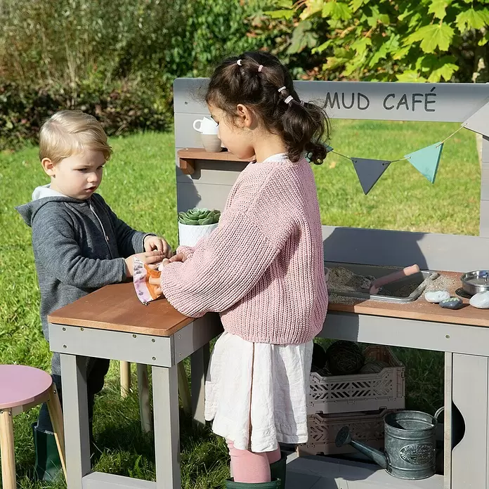 Muddy Buddy Matschküche Mud Café - 100 x 71,5 x 110 cm, Zypresse, Warmgrau - Anwendungsbeispiel
