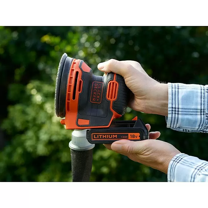 Black+Decker Akku-Exzenterschleifer BDCROS18-QW - 18 V, Li-Ionen, 5 Ah, 1 Akku, 125 mm - Anwendungsbeispiel