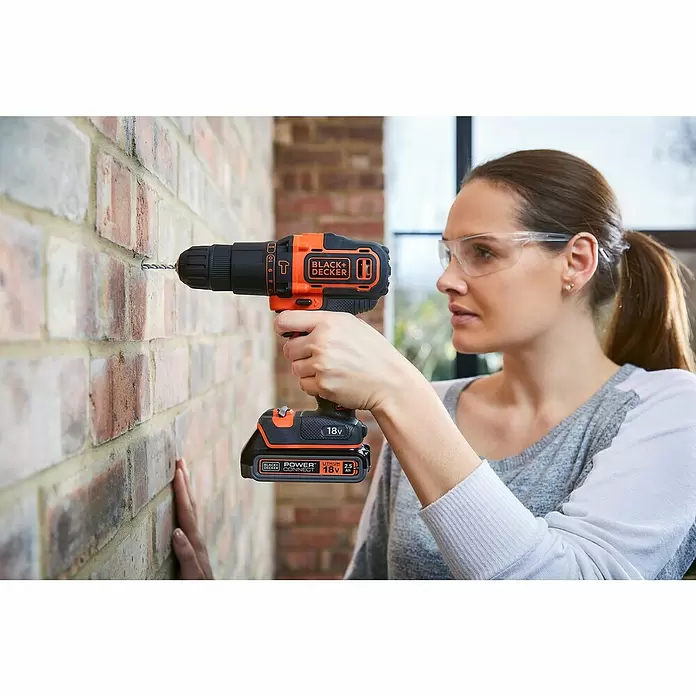 Black+Decker Akku-Schlagbohrschrauber BDCHD18K-QW - 18 V, 1,5 Ah, 1 Akku, 360 U/min - 1.400 U/min - Anwendungsbeispiel