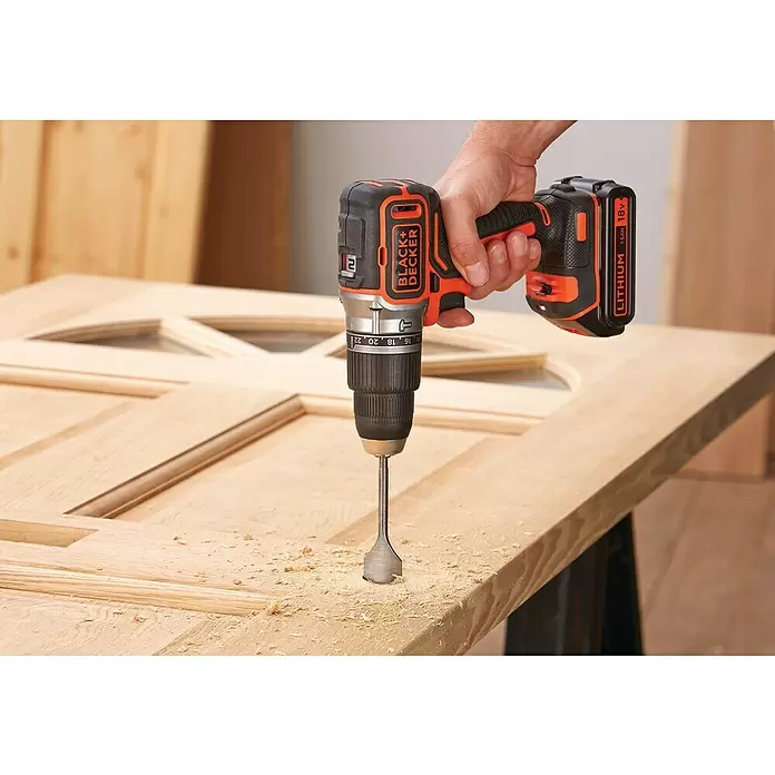 Black+Decker Akku-Schlagschrauber BL188KB-QW - 18 V, 2 Akkus, 1,5 Ah, Leerlaufdrehzahl: 0 U/min - 1.650 U/min - Anwendungsbeispiel