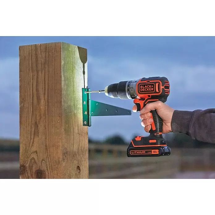 Black+Decker Akku-Schlagschrauber BL188KB-QW - 18 V, 2 Akkus, 1,5 Ah, Leerlaufdrehzahl: 0 U/min - 1.650 U/min - Anwendungsbeispiel
