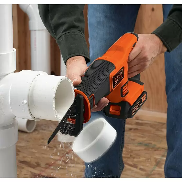 Black+Decker Akku-Säbelsäge BDCR18N-XJ - 18 V, Ohne Akku, 0 - 3.000 Hübe/min - Anwendungsbeispiel