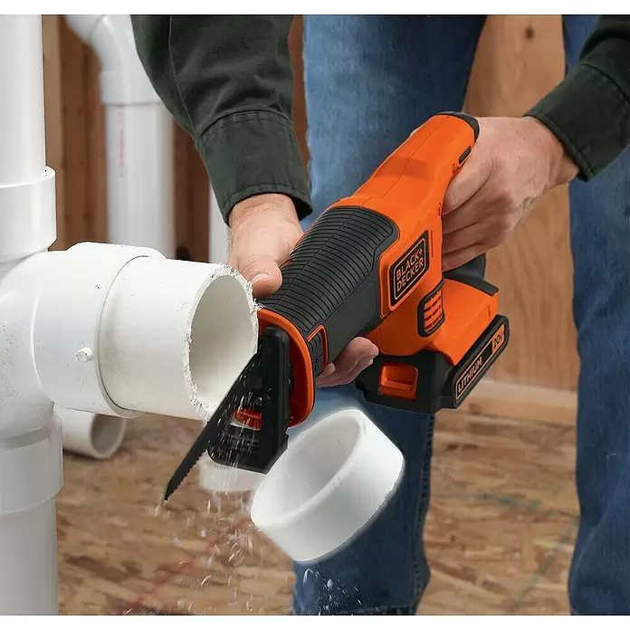 Black+Decker Akku-Säbelsäge BDCR18-QW - 18 V, 1 Akku, 1,5 Ah, 0 - 3.000 Hübe/min - Anwendungsbeispiel