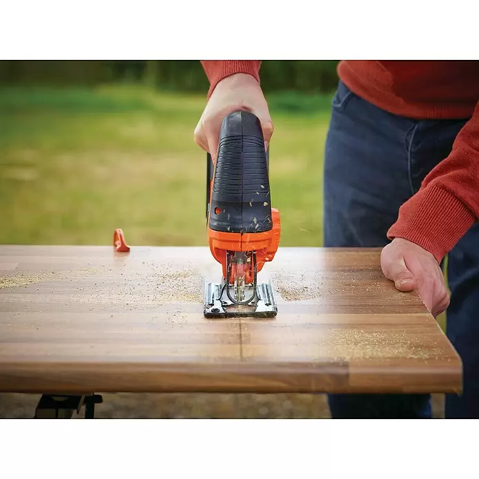 Black+Decker Pendelhubstichsäge BDCJS18N-XJ - 18 V, Ohne Akku, 0 - 2.500 Hübe/min - Anwendungsbeispiel