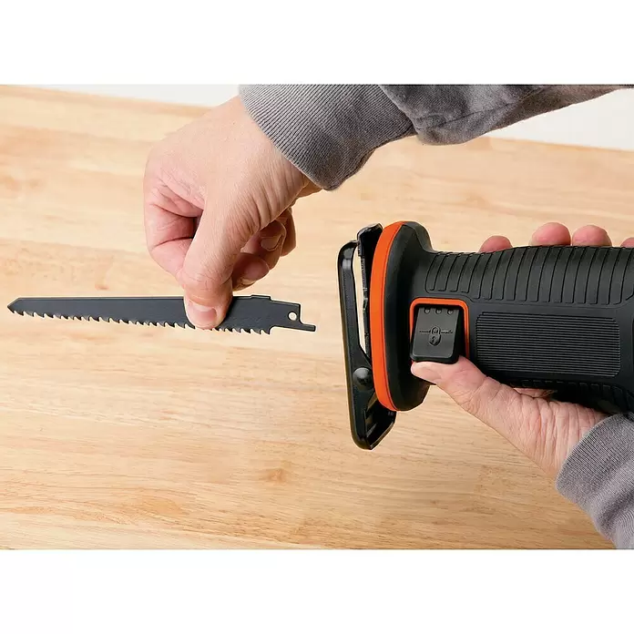 Black+Decker Akku-Säbelsäge BDCR18-QW - 18 V, 1 Akku, 1,5 Ah, 0 - 3.000 Hübe/min - Anwendungsbeispiel