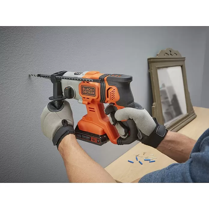 Black+Decker Akku-Kombihammer BCD900E2K-QW - 18 V, 2 Akkus, 2,5 Ah, Leerlaufdrehzahl: 1.880 U/min, Einzelschlagstärke: 1,2 J - Anwendungsbeispiel
