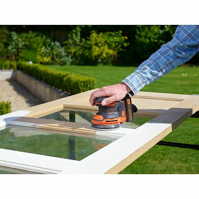 Black+Decker Akku-Exzenterschleifer BDCROS18N-XJ - 125 mm - Anwendungsbeispiel